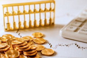 如何剖析黄金兑美元的趋势情况？这种趋势如何影响国际贸易和投资？