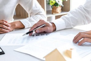 如何评估股票投资的风险与回报？这些风险与回报如何进行平衡？